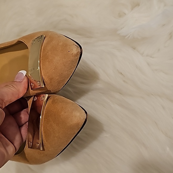 Trendy Talbots Nude Suede Heels - Picture 11 of 11